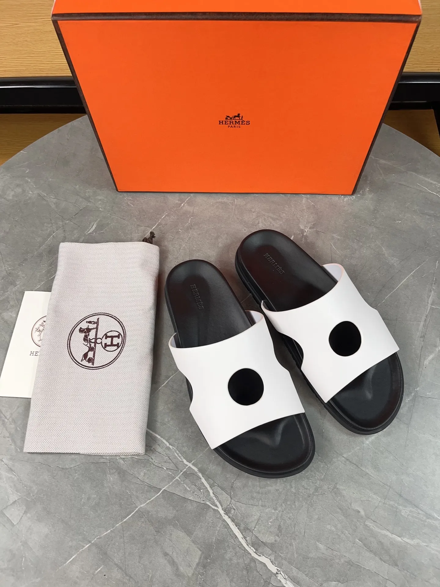 p400🐮🐮H family classic (couple style) Hermes Hermes spring and summer sandals series! Classic style, always popular slippers - sandals, great with any combination! ! ! Upper: imported PU inner lining: imported mixed sheepskin Outsole: Tpu non-slip and wear-resistant outsole Female size: 35-40 (customized at 41) Male size: 39-45 (customized at 39.45)